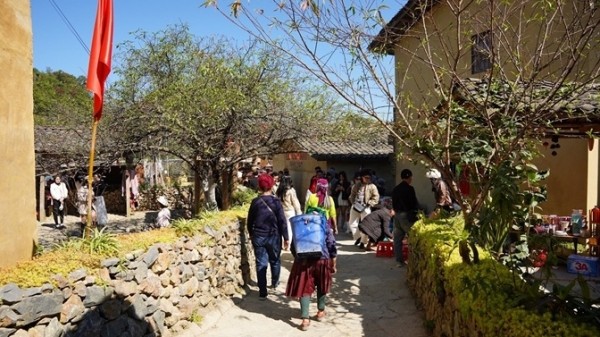 Vừa đón danh hiệu 'Làng du lịch tốt nhất thế giới 2025', Lô Lô Chải đông nghịt khách cuối tuần