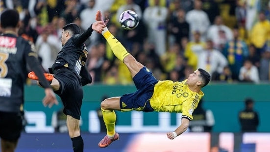 Lập siêu phẩm 'ngả bàn đèn', Ronaldo đạt mốc 954 bàn thắng