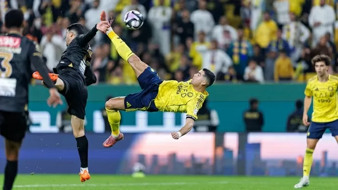 Lập siêu phẩm ngả bàn đèn, Ronaldo đạt mốc 954 bàn thắng