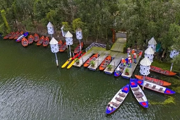 Hành trình êm trôi như gợi nhắc nhịp sống chậm lại. 