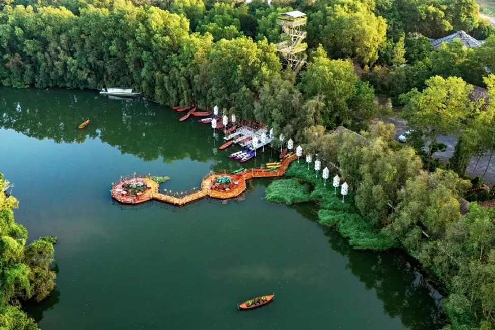 Những lối gỗ uốn lượn soi bóng trên mặt nước mênh mang.