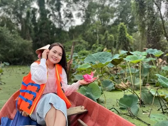 Sen nở giữa mùa nước nổi – biểu tượng thuần khiết của Đồng Tháp Mười Sen nở giữa mùa nước nổi – biểu tượng thuần khiết của Đồng Tháp Mười