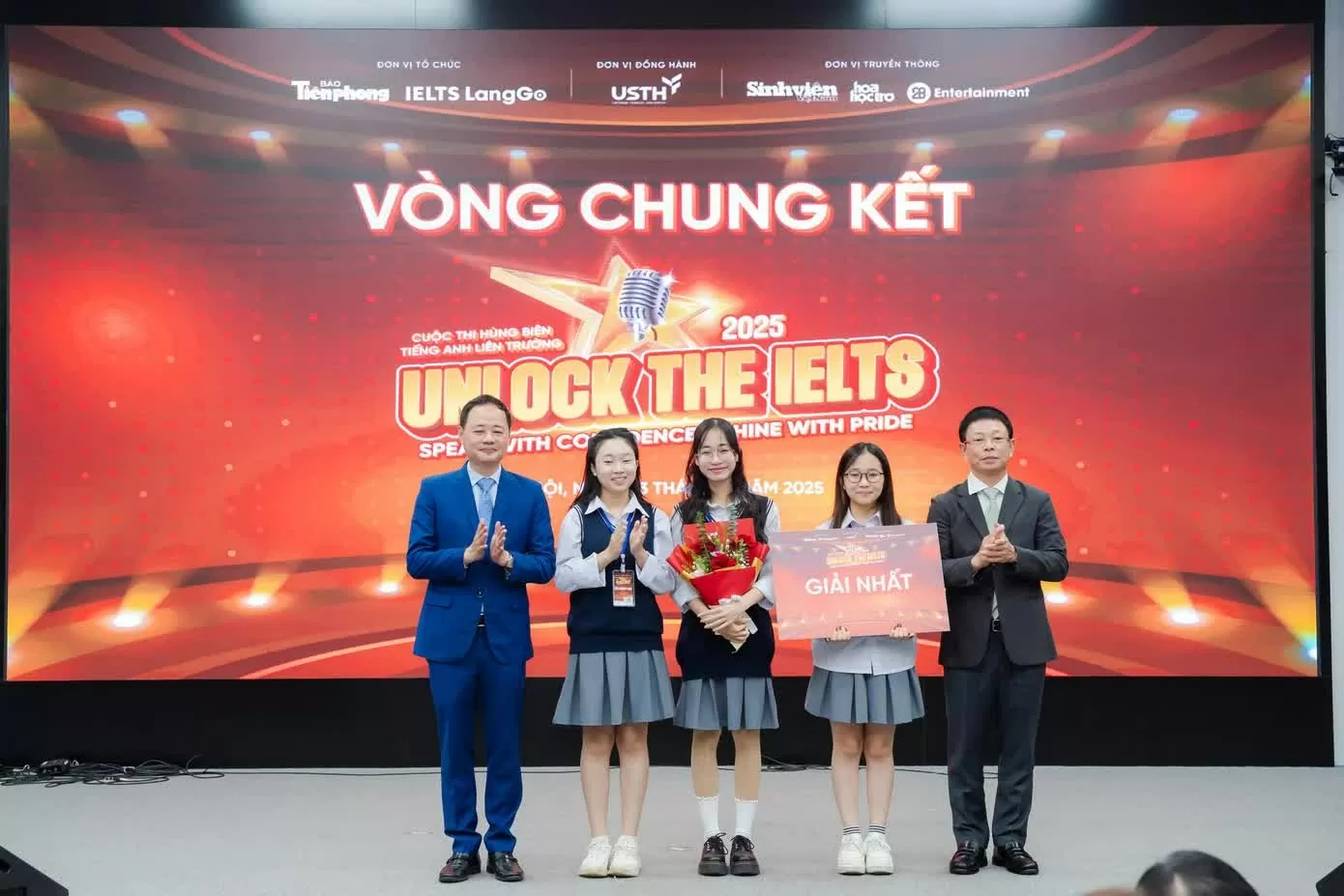 3 học sinh Hải Phòng xuất sắc giành chiến thắng cuộc thi hùng biện tiếng Anh liên trường