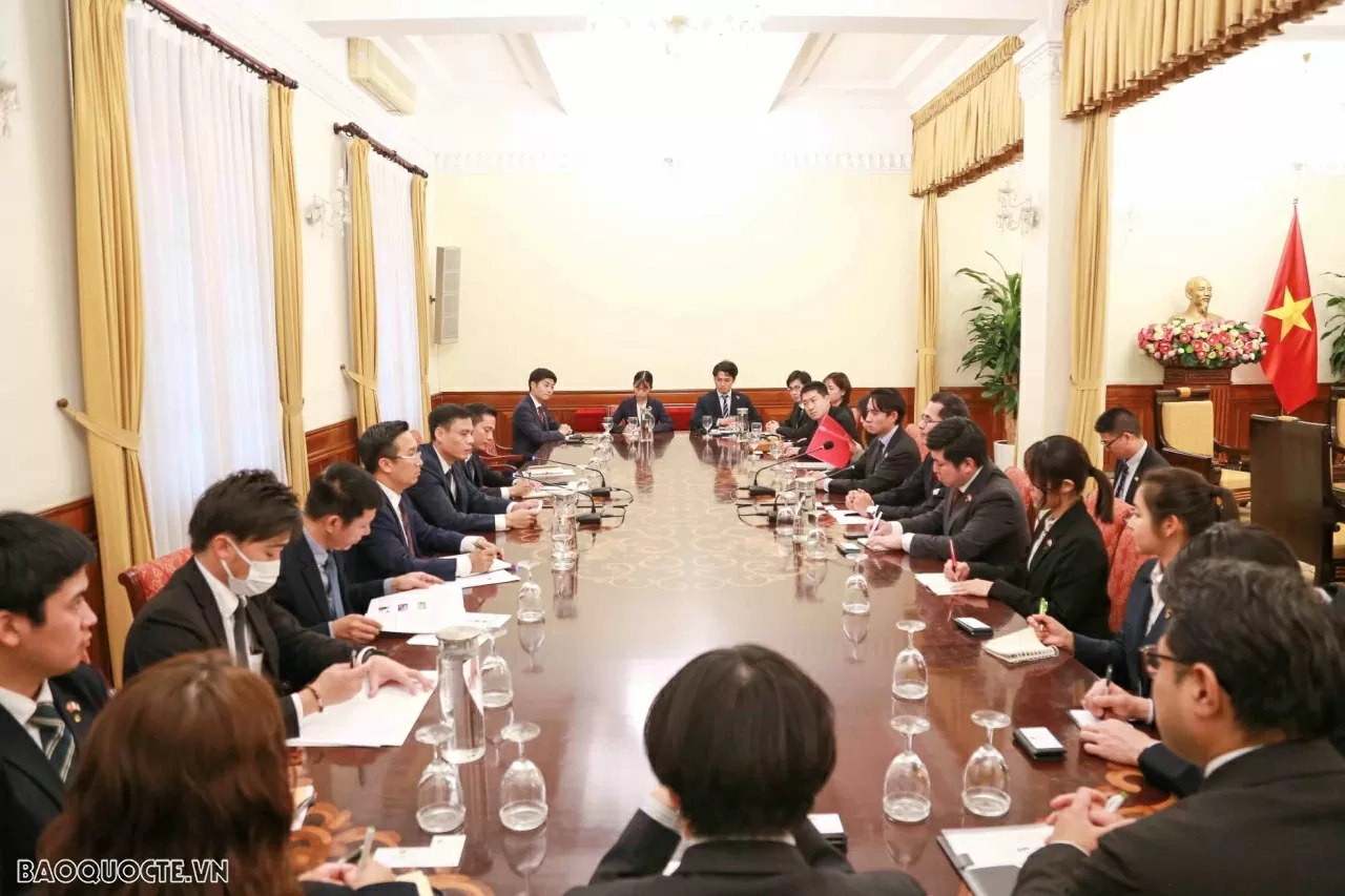 Thứ trưởng Bộ Ngoại giao Đặng Hoàng Giang tiếp ông Ozeki Kenji, Giám đốc Học viện Hành chính và Quản lý Matsushita, Nhật Bản
