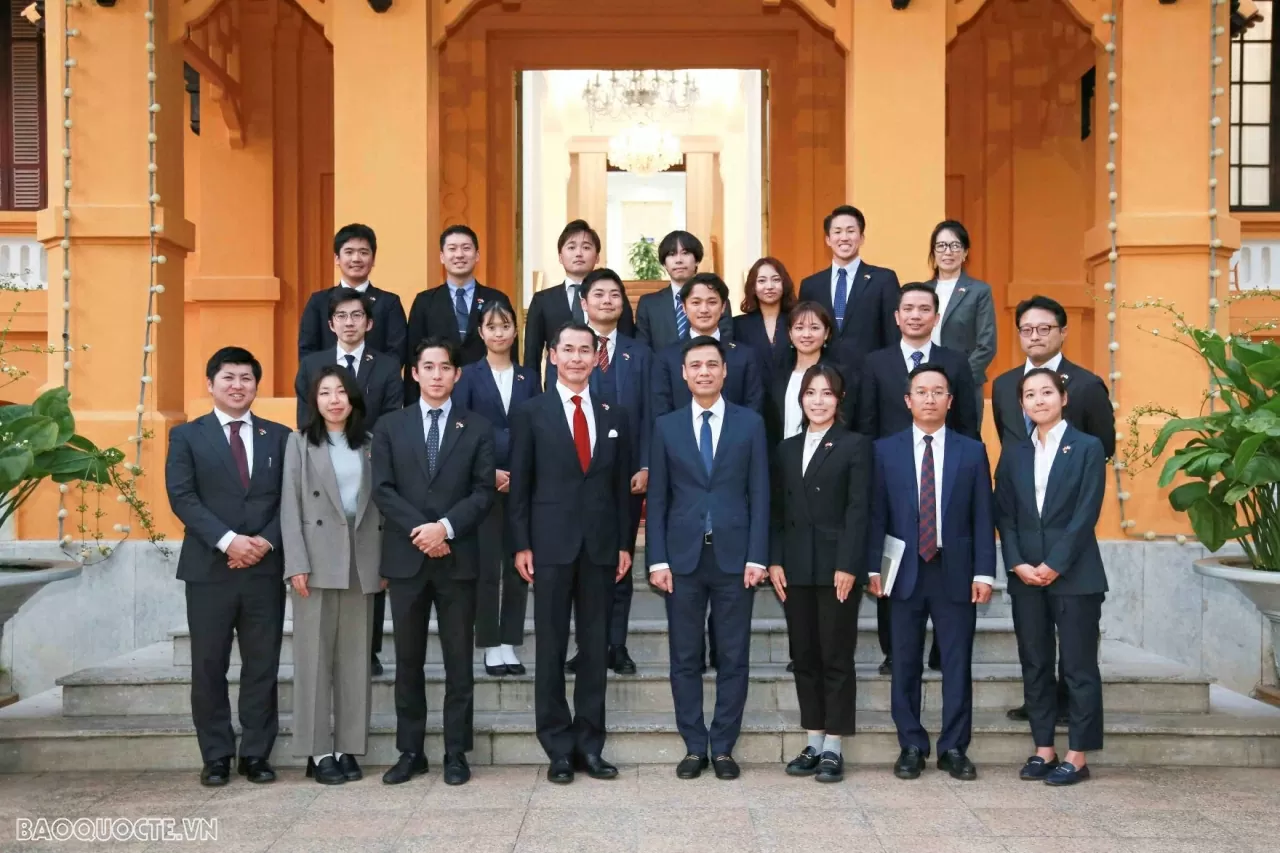 Thứ trưởng Bộ Ngoại giao Đặng Hoàng Giang tiếp ông Ozeki Kenji, Giám đốc Học viện Hành chính và Quản lý Matsushita, Nhật Bản