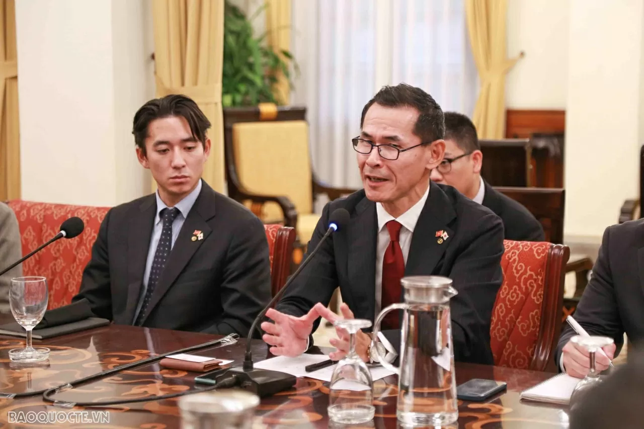 Thứ trưởng Bộ Ngoại giao Đặng Hoàng Giang tiếp ông Ozeki Kenji, Giám đốc Học viện Hành chính và Quản lý Matsushita, Nhật Bản