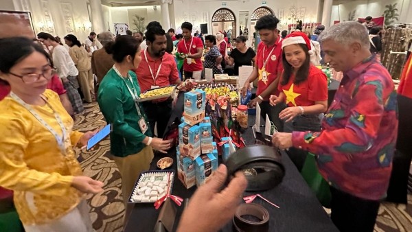 Gian hàng Việt Nam thu hút sự quan tâm tại Hội chợ từ thiện quốc tế 2025 tại Colombo (Sri Lanka)