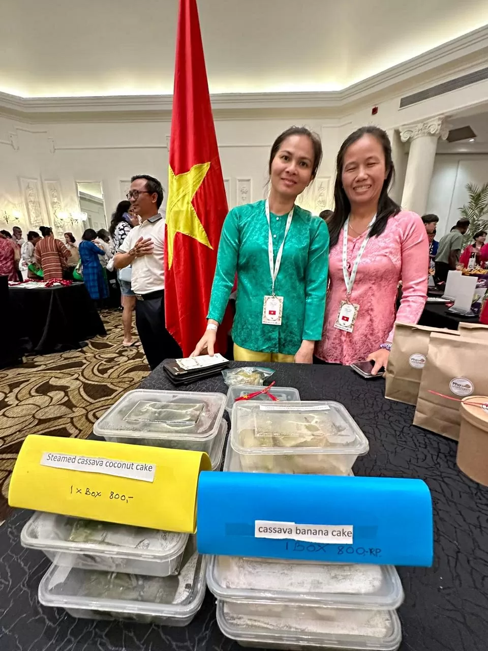 Gian hàng Việt Nam thu hút sự quan tâm tại Hội chợ từ thiện quốc tế 2025 tại Colombo (Sri Lanka)