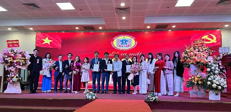 Chi hội Chống hàng giả và bảo vệ thương hiệu Cầu Giấy nhận quyết định thành lập.