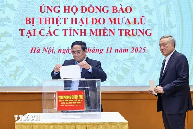 Thủ tướng Phạm Minh Chính quyên góp ủng hộ đồng bào bị thiệt hại do mưa lũ tại các tỉnh miền Trung. (Nguồn: TTXVN)