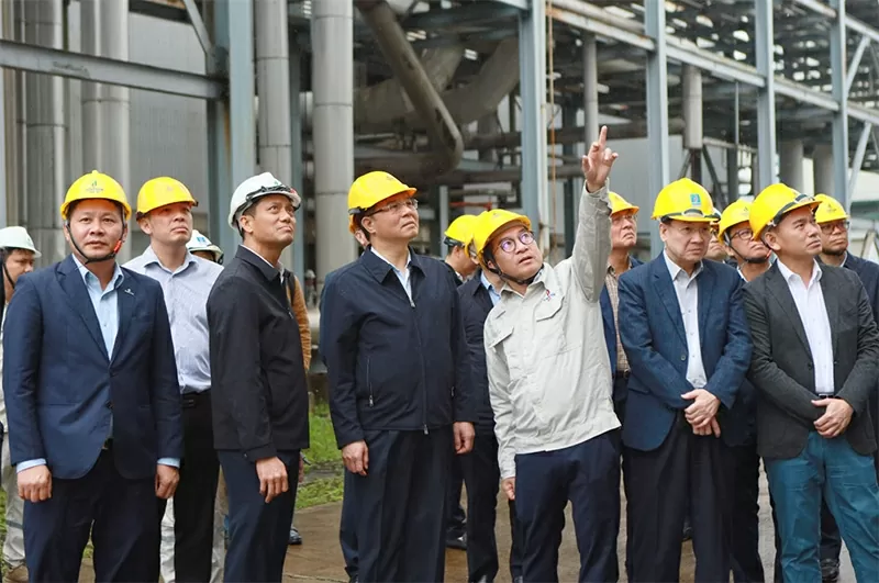 Chủ tịch PetroVietnam Lê Mạnh Hùng làm việc với Công ty cổ phần Lọc hóa dầu Bình Sơn