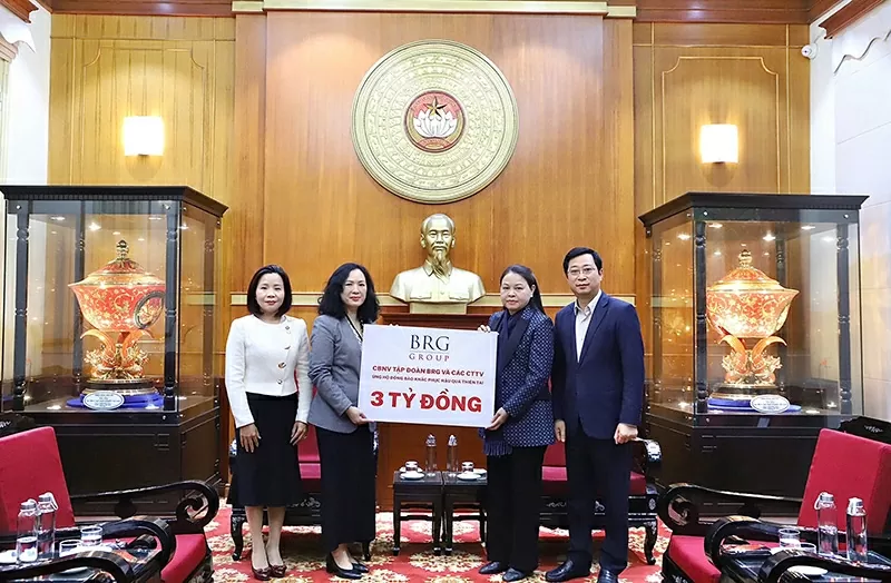 Bà Nguyễn Hoàng Yến - Phó Tổng giám đốc Tập đoàn BRG đại diện trao tặng ủng hộ qua Ủy ban Trung ương MTTQ Việt Nam Bà Nguyễn Hoàng Yến - Phó Tổng giám đốc Tập đoàn BRG đại diện trao tặng ủng hộ qua Ủy ban Trung ương MTTQ Việt Nam
