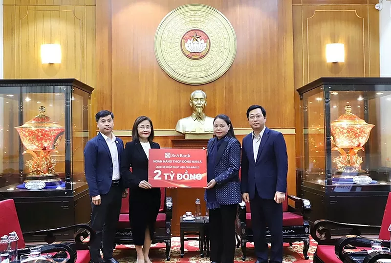 Bà Trần Thị Thanh Thủy - thành viên Hội đồng Quản trị Ngân hàng SeABank đại diện trao tặng ủng hộ qua Ủy ban Trung ương MTTQ Việt Nam