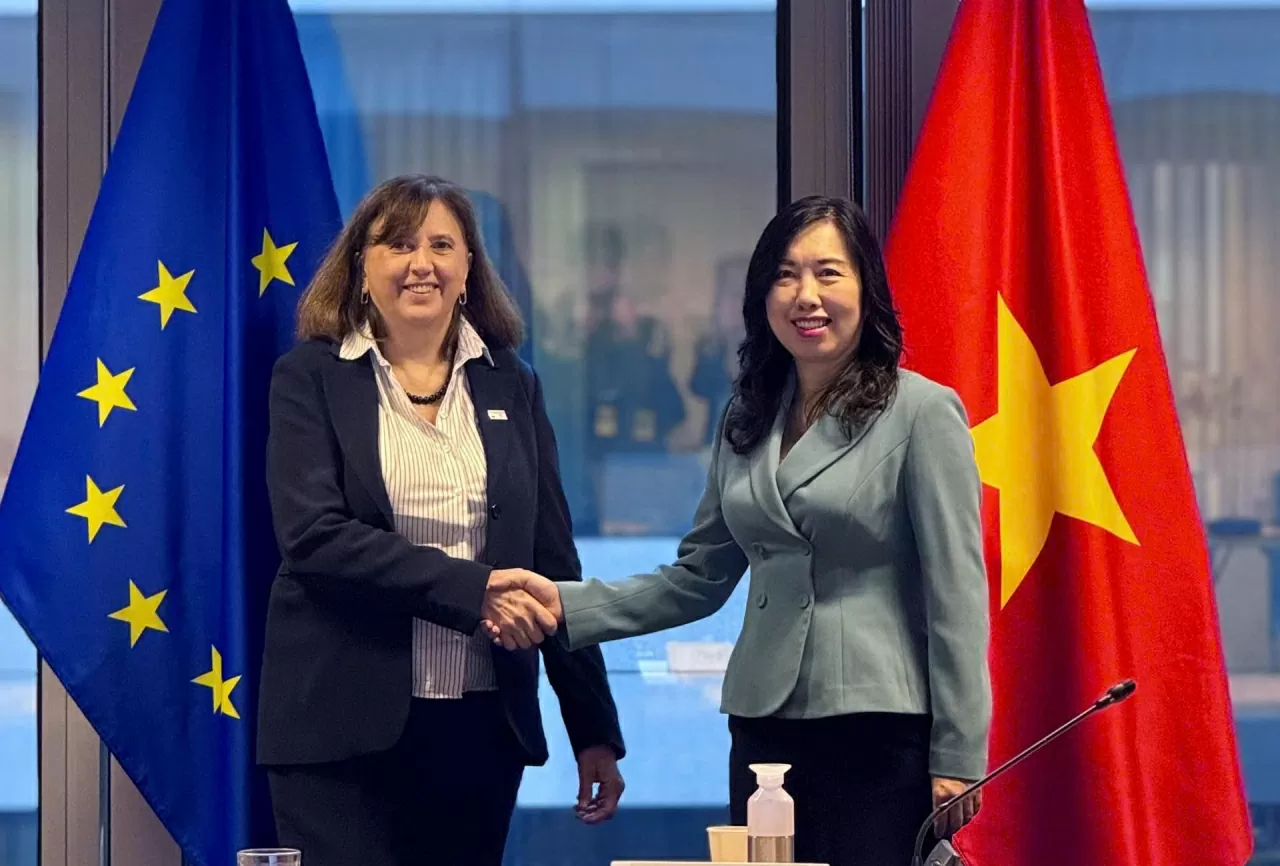 Thứ trưởng Ngoại giao Lê Thị Thu Hằng và bà Paola Pampaloni, Quyền Tổng Vụ trưởng Tổng vụ Châu Á – Thái Bình Dương của EEAS.