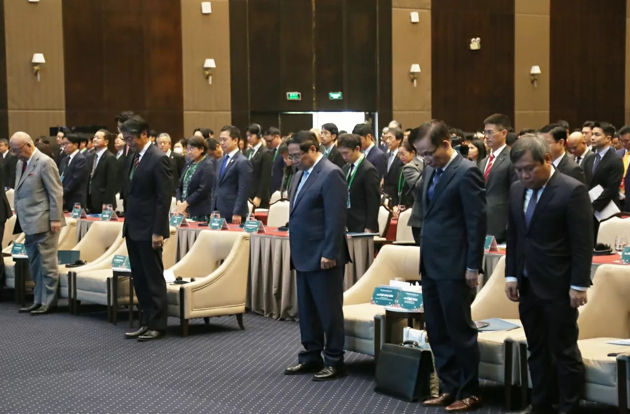 Các đại biểu dành một phút mạc niệm tưởng nhớ những đồng bào tử vong do thiên tai, bão lũ. (Ảnh: Thành Long)