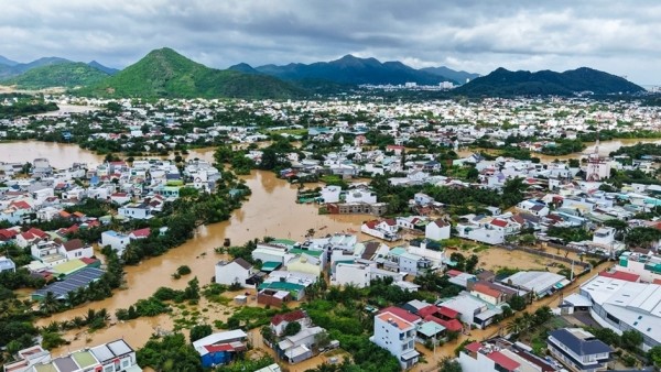 ADB approves 2 million USD emergency aid to support flood-hit communities in central Vietnam