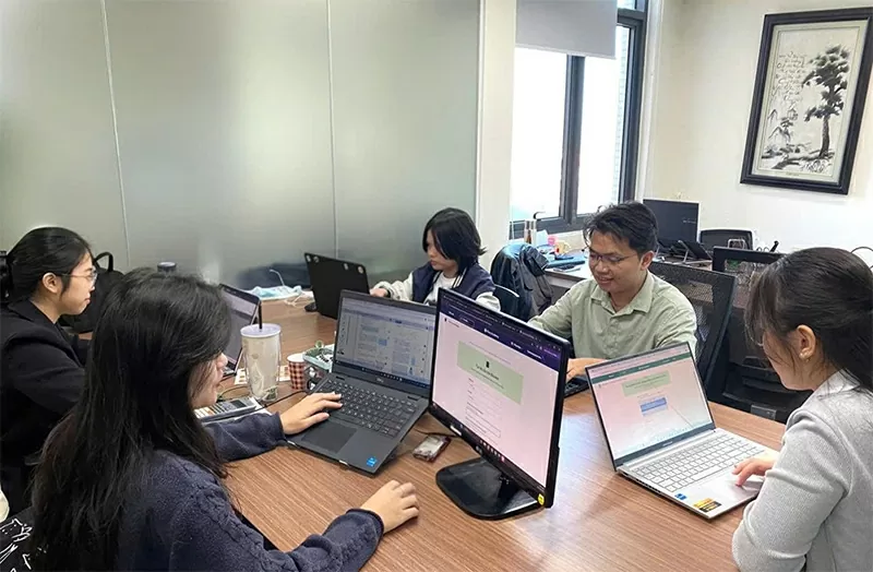 Giáo viên phối hợp cùng KAV kiểm thử Khanmigo, bảo đảm an toàn và phù hợp với giáo dục Việt Nam.