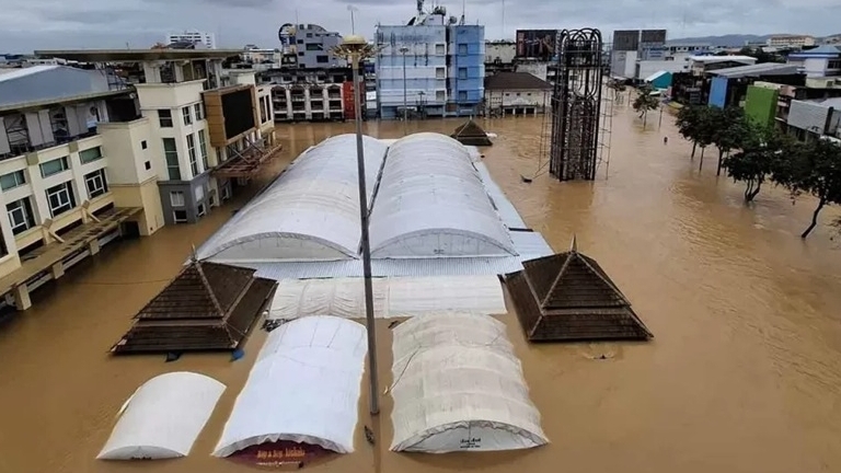 Thái Lan: Ngập lụt do mưa lớn, gây lũ quét nghiêm trọng một số khu vực, ảnh hưởng đến du lịch mùa cao điểm