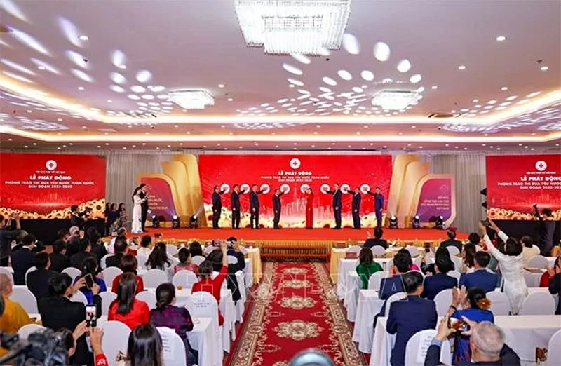 Các đại biểu thực hiện nghi thức phát động Phong trào Thi đua yêu nước giai đoạn 2025 - 2030. 