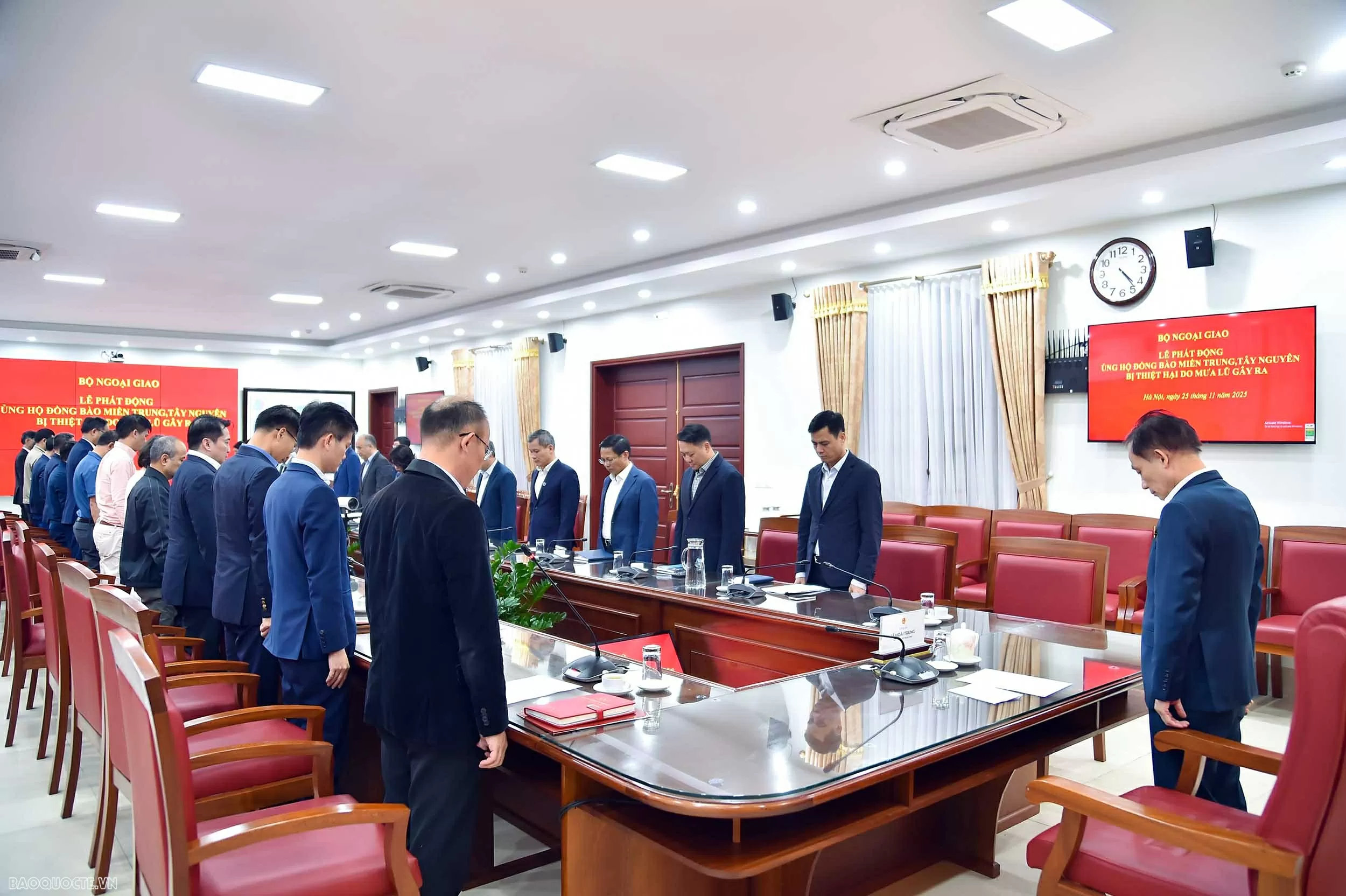 Bộ Ngoại giao phát động quyên góp ủng hộ đồng bào khắc phục hậu quả mưa lũ Bộ Ngoại giao phát động quyên góp ủng hộ đồng bào khắc phục hậu quả mưa lũ