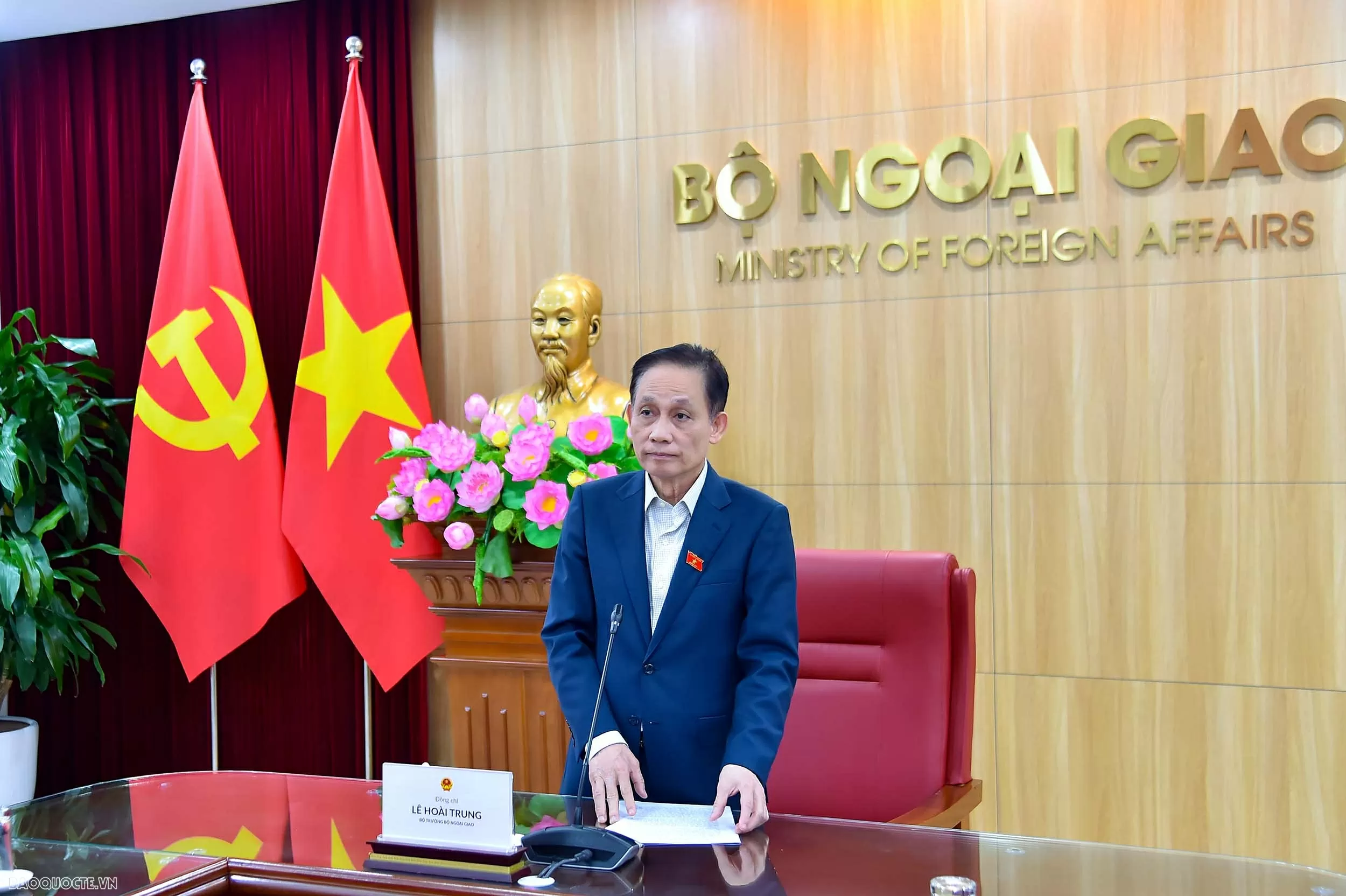 Bộ Ngoại giao phát động quyên góp ủng hộ đồng bào khắc phục hậu quả mưa lũ Bộ Ngoại giao phát động quyên góp ủng hộ đồng bào khắc phục hậu quả mưa lũ