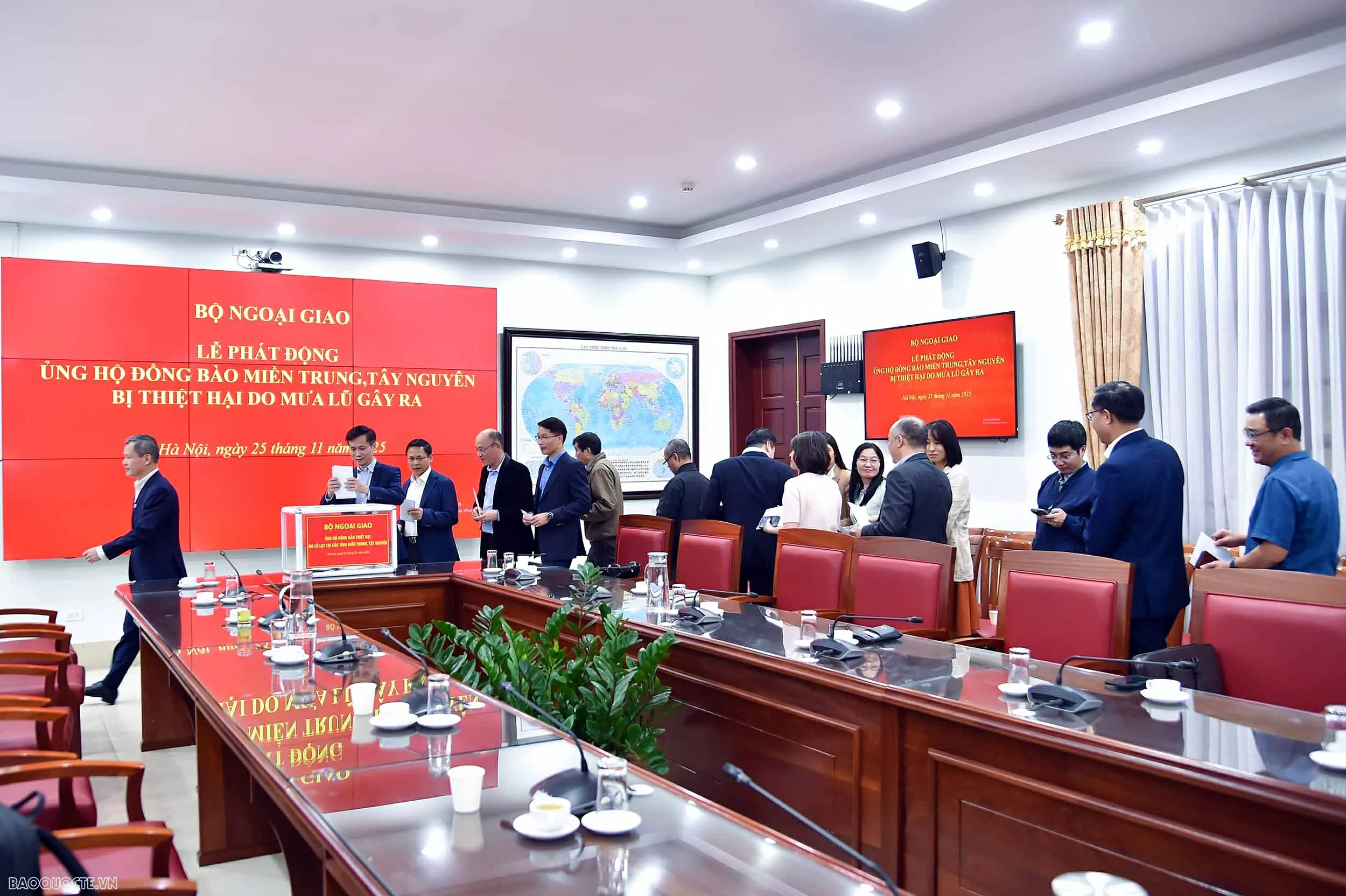 Bộ Ngoại giao phát động quyên góp ủng hộ đồng bào khắc phục hậu quả mưa lũ Bộ Ngoại giao phát động quyên góp ủng hộ đồng bào khắc phục hậu quả mưa lũ