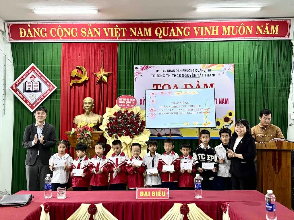 Hành trình học tập, tri ân và sẻ chia trên mảnh đất Quảng Trị anh hùng Hành trình học tập, tri ân và sẻ chia trên mảnh đất Quảng Trị anh hùng