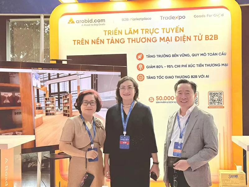 Bà Phan Thị Thắng, Thứ trưởng Bộ Công Thương tham quan gian hàng Arobid tại Diễn đàn Kinh tế Mùa thu 2025