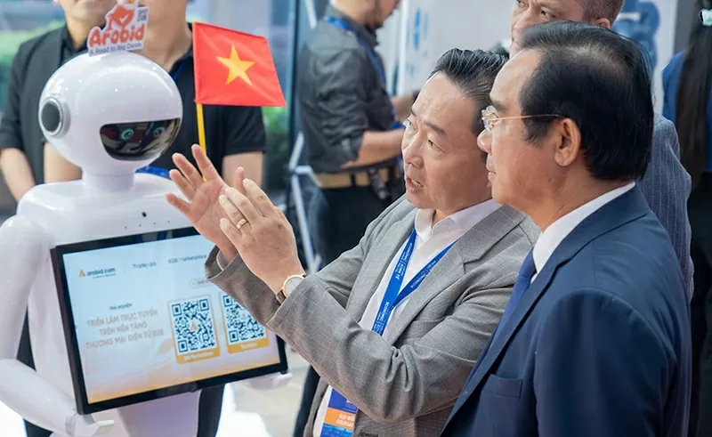 Ông Trần Văn Chín, Chủ tịch HĐQT Công ty CP Công nghệ Arobid giới thiệu nền tảng Arobid TradeXpo tới ông Nguyễn Văn Được, Chủ tịch UBND TP.HCM.