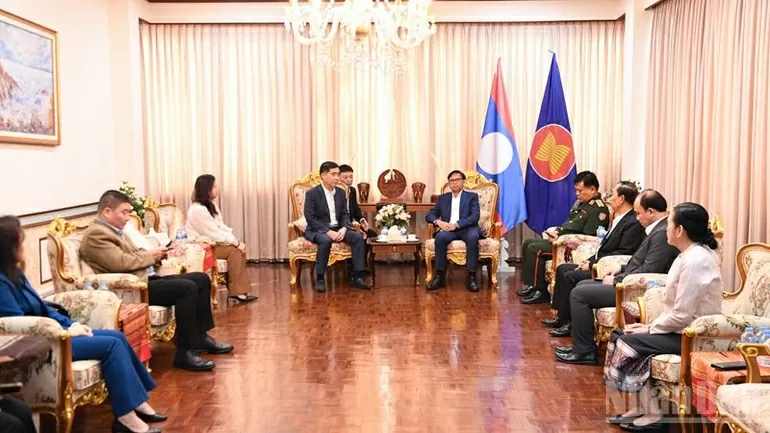 Đại sứ quán Việt Nam tại Thái Lan chúc mừng 50 năm Quốc khánh Lào Đại sứ quán Việt Nam tại Thái Lan chúc mừng 50 năm Quốc khánh Lào