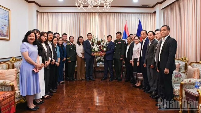 Đại sứ quán Việt Nam tại Thái Lan chúc mừng 50 năm Quốc khánh Lào Đại sứ quán Việt Nam tại Thái Lan chúc mừng 50 năm Quốc khánh Lào