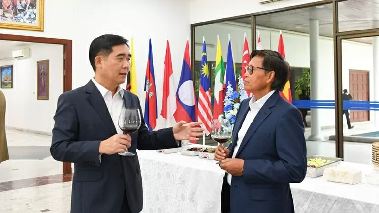 Đại sứ quán Việt Nam tại Thái Lan chúc mừng 50 năm Quốc khánh Lào Đại sứ quán Việt Nam tại Thái Lan chúc mừng 50 năm Quốc khánh Lào