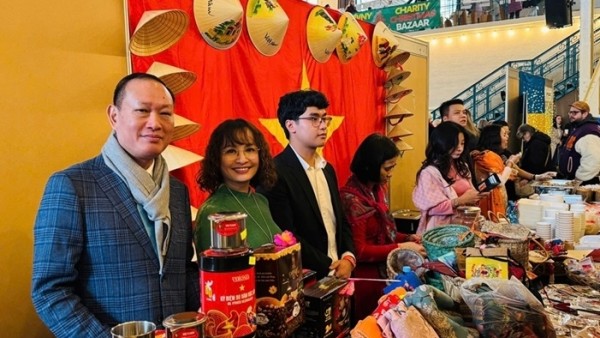 Đại sứ quán Việt Nam tại Slovakia tham gia Hội chợ Giáng sinh Bratislava 2025: Tinh thần đoàn kết, cùng cộng đồng quốc tế trong các hoạt động từ thiện