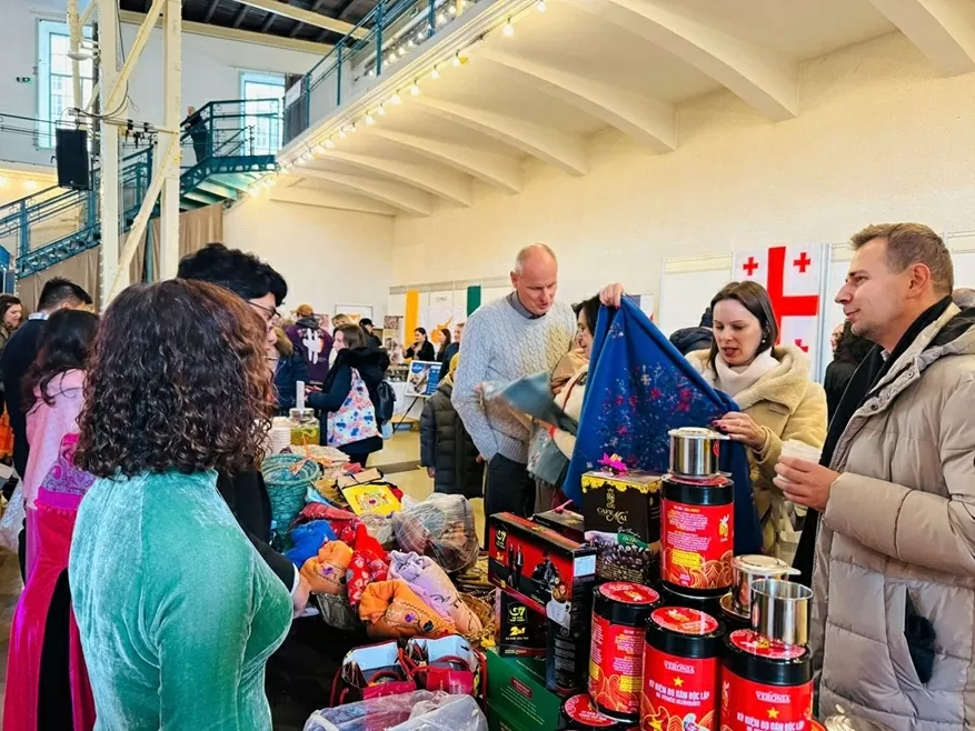 Đại sứ quán Việt Nam tại Slovakia tham gia Hội chợ Giáng sinh Bratislava 2025: Tinh thần đoàn kết, cùng cộng đồng quốc tế trong các hoạt động từ thiện Đại sứ quán Việt Nam tại Slovakia tham gia Hội chợ Giáng sinh Bratislava 2025: Tinh thần đoàn kết, cùng cộng đồng quốc tế trong các hoạt động từ thiện