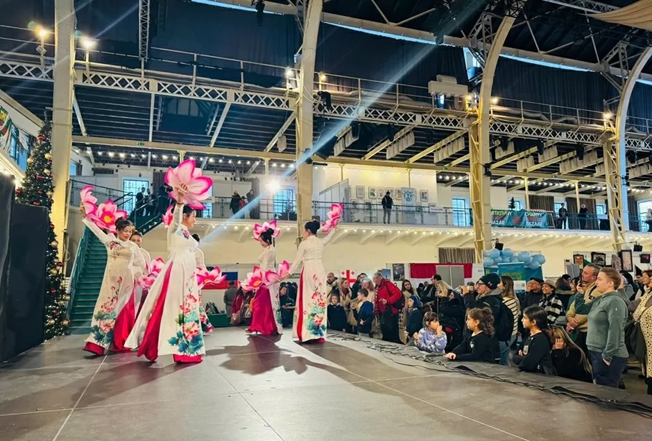 Đại sứ quán Việt Nam tại Slovakia tham gia Hội chợ Giáng sinh Bratislava 2025: Tinh thần đoàn kết, cùng cộng đồng quốc tế trong các hoạt động từ thiện Đại sứ quán Việt Nam tại Slovakia tham gia Hội chợ Giáng sinh Bratislava 2025: Tinh thần đoàn kết, cùng cộng đồng quốc tế trong các hoạt động từ thiện