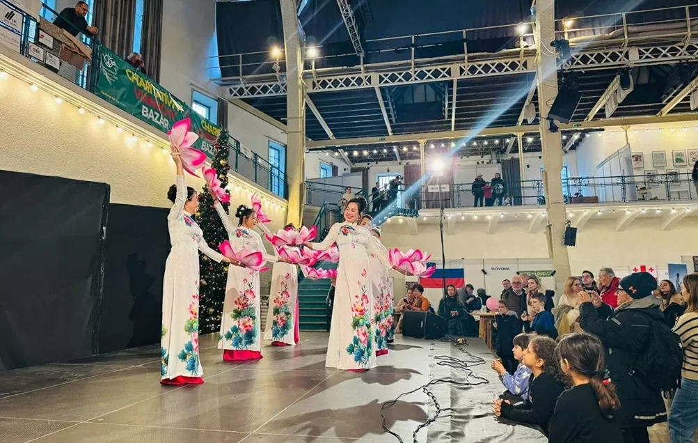 Đại sứ quán Việt Nam tại Slovakia tham gia Hội chợ Giáng sinh Bratislava 2025: Tinh thần đoàn kết, cùng cộng đồng quốc tế trong các hoạt động từ thiện