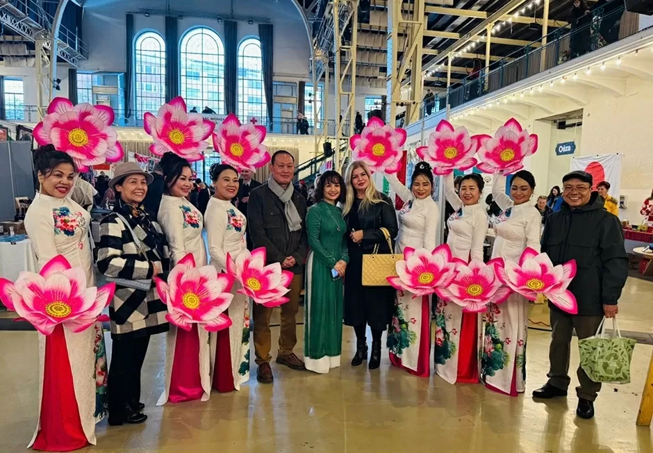 Đại sứ quán Việt Nam tại Slovakia tham gia Hội chợ Giáng sinh Bratislava 2025: Tinh thần đoàn kết, cùng cộng đồng quốc tế trong các hoạt động từ thiện Đại sứ quán Việt Nam tại Slovakia tham gia Hội chợ Giáng sinh Bratislava 2025: Tinh thần đoàn kết, cùng cộng đồng quốc tế trong các hoạt động từ thiện