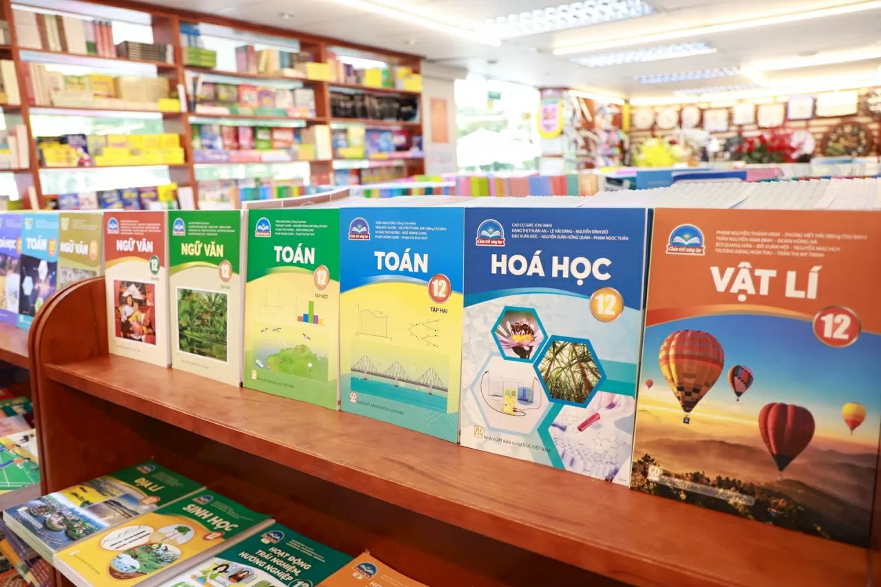 Cấp phát miễn phí toàn bộ sách giáo khoa cho học sinh vùng mưa lũ