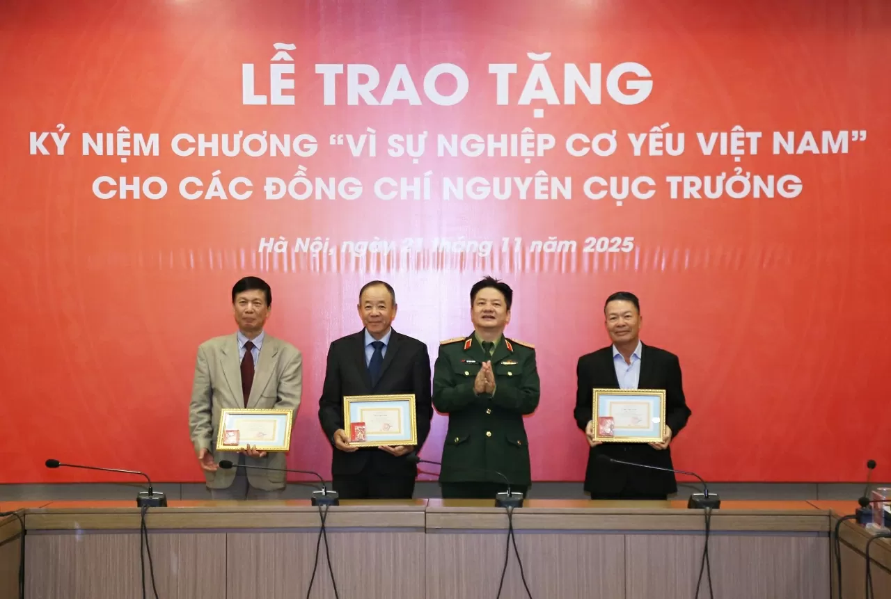 Thiếu tướng Hồ Văn Hương, Phó Trưởng ban Ban Cơ yếu Chính phủ trao tặng Kỷ niệm chương “vì sự nghiệp Cơ yếu Việt Nam” cho 3 cá nhân. (Ảnh: Thành Long)