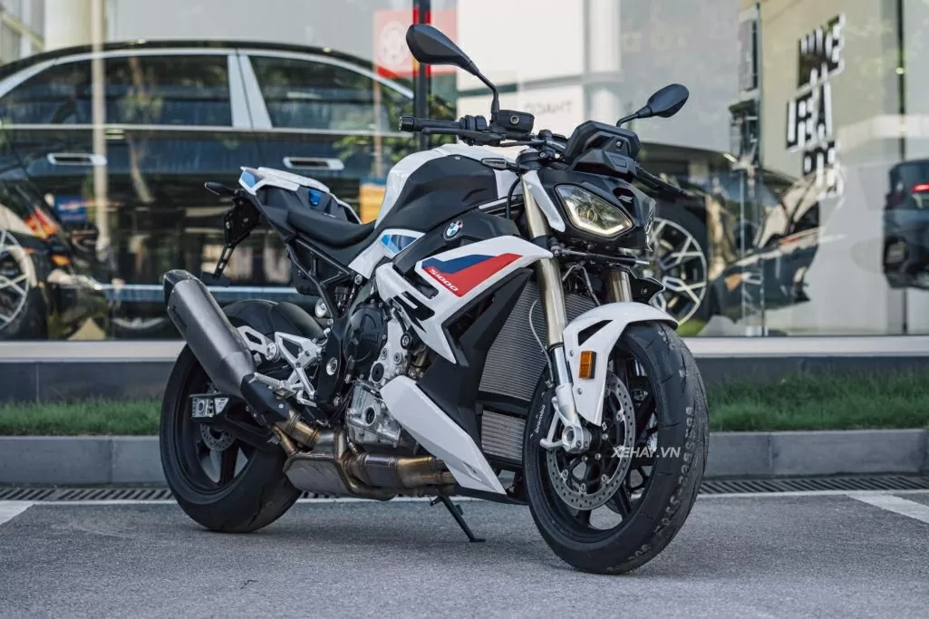 BMW S 1000 R 2026 tạo cảm giác năng động ngay cả khi đứng yên.