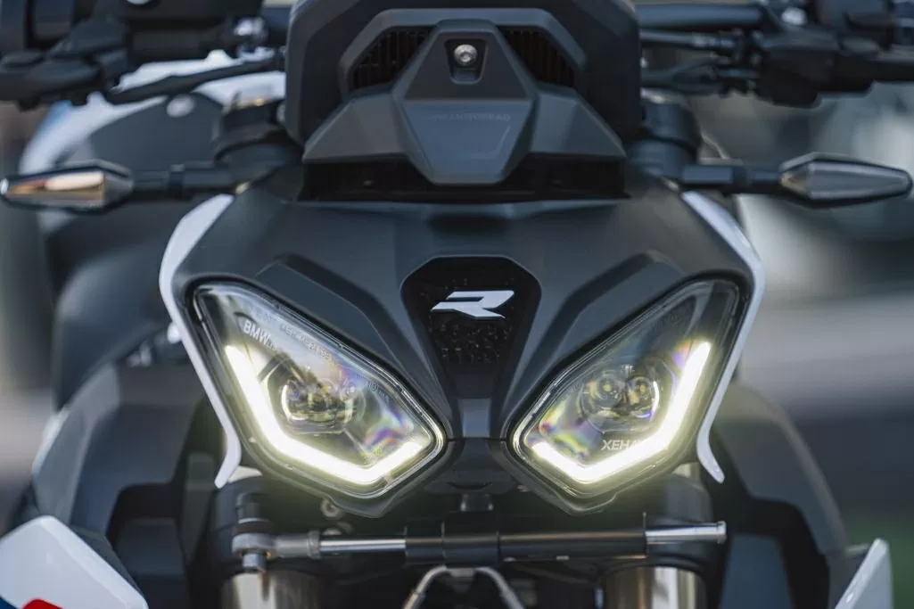 Phần đầu xe là cụm đèn pha tách đôi hoàn toàn mới.