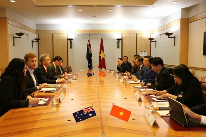 Toàn cảnh cuộc gặp của Phó Thủ tướng Trần Hồng Hà và đoàn đại biểu Việt Nam với Đồng Bộ trưởng Biến đổi Khí hậu và Năng lượng Josh Wilson. (Nguồn: TTXVN)