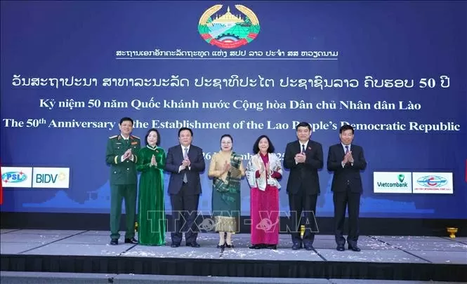 Lễ chiêu đãi kỷ niệm 50 năm Quốc khánh Lào diễn ra tại Hà Nội với sự tham dự của lãnh đạo cấp cao hai nước, thể hiện tình đoàn kết đặc biệt Việt Nam-Lào. (Nguồn: TTXVN)
