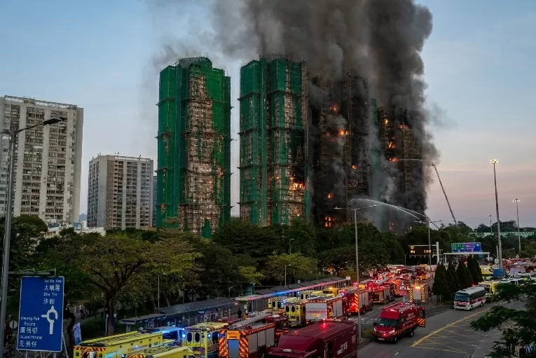Hỏa hoạn lớn ở Hong Kong (Trung Quốc): Số người tử vong tăng cao, hơn 270 người đang mất tích, bắt giữ 3 nghi phạm Hỏa hoạn lớn ở Hong Kong (Trung Quốc): Số người tử vong tăng cao, hơn 270 người đang mất tích, bắt giữ 3 nghi phạm
