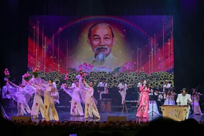 Tiết mục văn nghệ tại buổi lễ. (Ảnh: Thủy Nguyên) Tiết mục văn nghệ tại buổi lễ. (Ảnh: Thủy Nguyên)