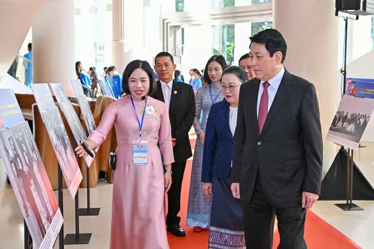 Chủ tịch nước Lương Cường tham quan Triển lãm ảnh về quan hệ hữu nghị vĩ đại đoàn kết đặc biệt, hợp tác toàn diện Việt Nam - Lào. (Ảnh: Thủy Nguyên)