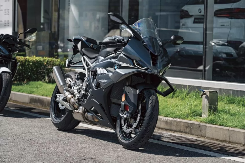 Xe có trọng lượng chỉ 198 kg kèm kích thước tổng thể 2.085 x 812 x 1.051 mm. Xe có trọng lượng chỉ 198 kg kèm kích thước tổng thể 2.085 x 812 x 1.051 mm.