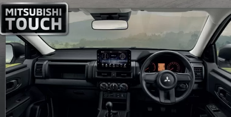 Khoang cabin của Mitsubishi Triton STREET được trang bị màn hình hiện đại.