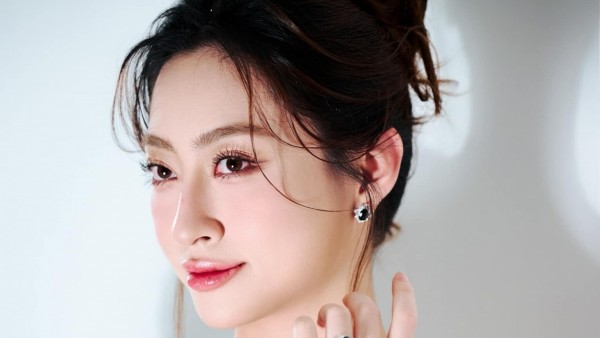 Nhan sắc thăng hạng của Hoa hậu Lương Thùy Linh