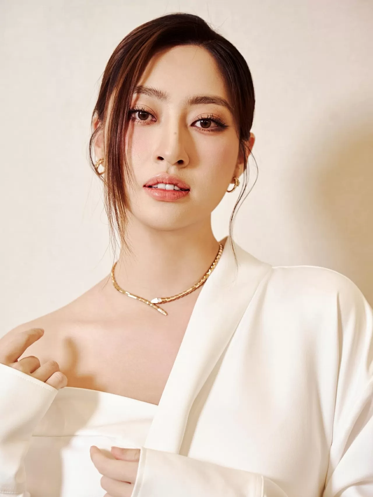 Nhan sắc thăng hạng của Hoa hậu Lương Thùy Linh